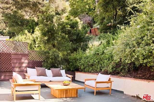 2030 Benedict Canyon Drive, Beverly Hills, CA 90210