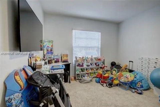 565 NE 5th Place, Florida City, FL 33034