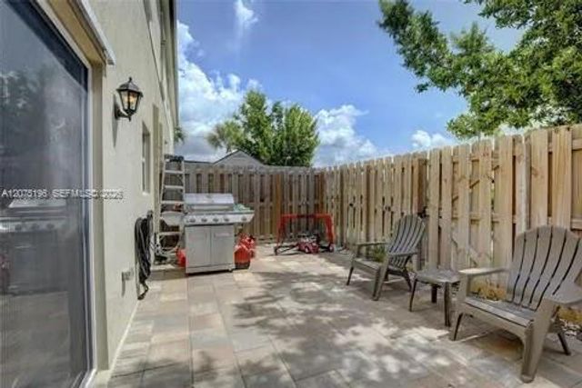 565 NE 5th Place, Florida City, FL 33034