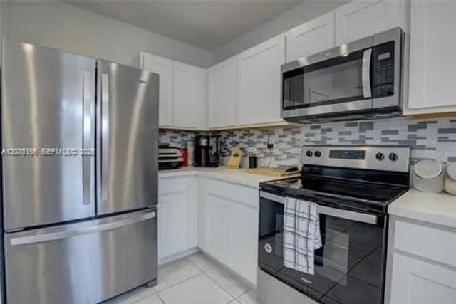 565 NE 5th Place, Florida City, FL 33034