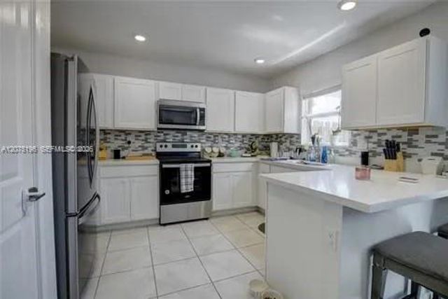 565 NE 5th Place, Florida City, FL 33034