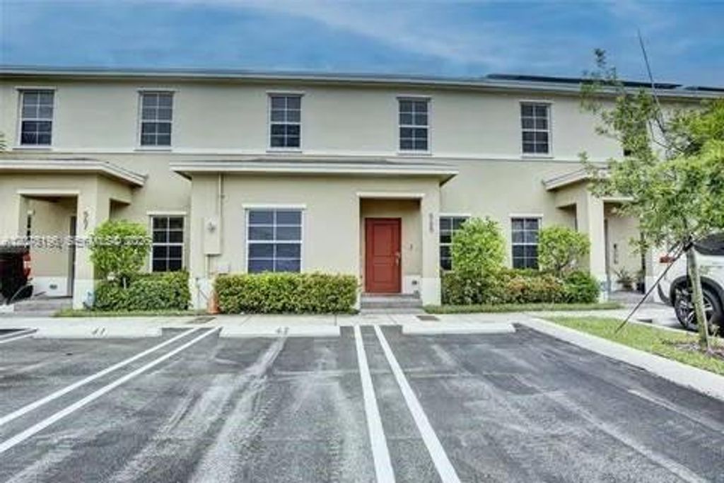 565 NE 5th Place, Florida City, FL 33034