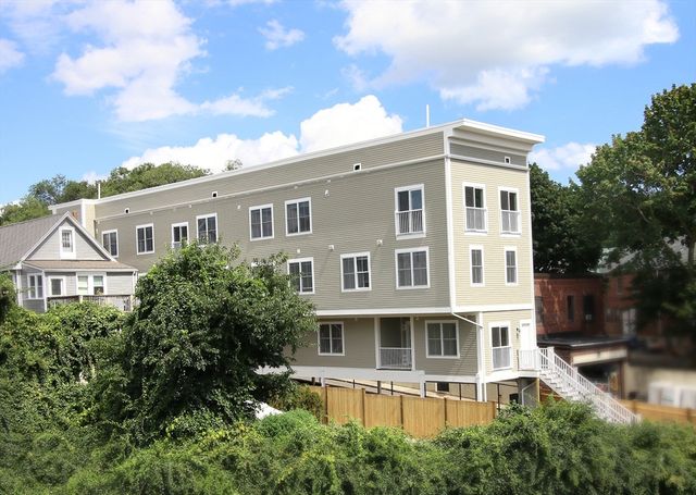 4 Kemp St 1, Boston, MA 02127