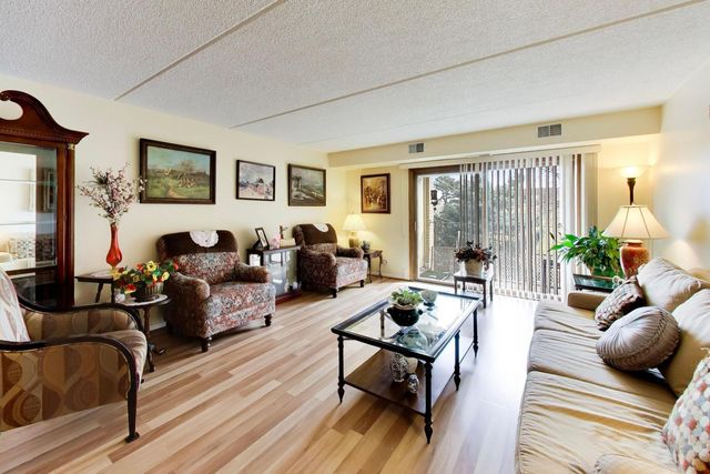 6455 W Belle Plaine Avenue 411, Chicago, IL 60634