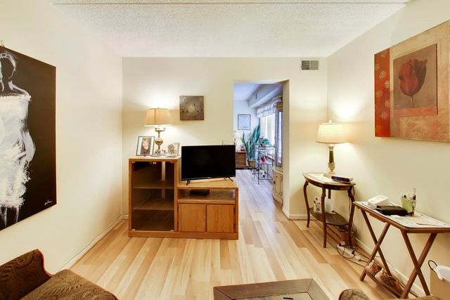 6455 W Belle Plaine Avenue 411, Chicago, IL 60634