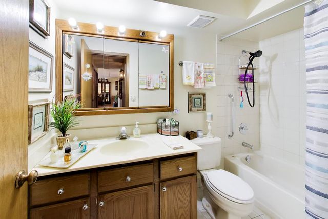 6455 W Belle Plaine Avenue 411, Chicago, IL 60634