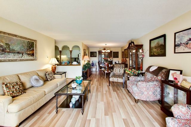 6455 W Belle Plaine Avenue 411, Chicago, IL 60634