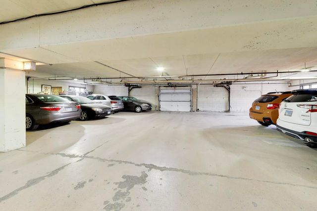 6455 W Belle Plaine Avenue 411, Chicago, IL 60634