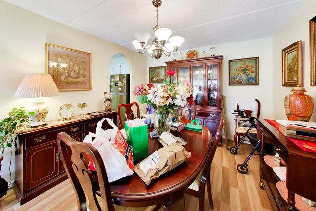 6455 W Belle Plaine Avenue 411, Chicago, IL 60634