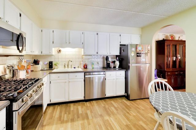 6455 W Belle Plaine Avenue 411, Chicago, IL 60634