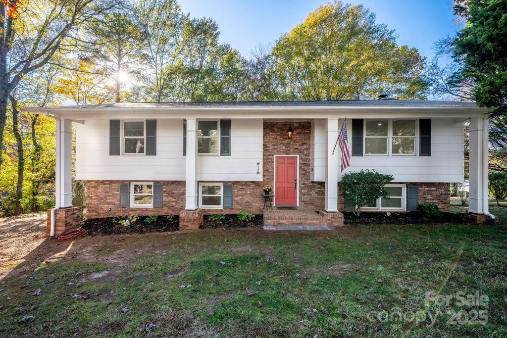 1185 10th Street Place Circle NW, Hickory, NC 28601