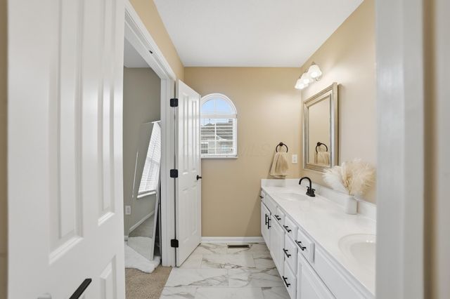 33 Lakes At Cheshire Drive, Delaware, OH 43015