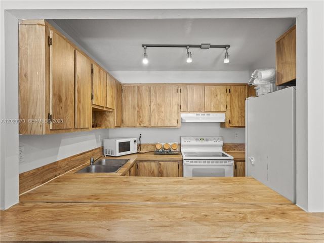 9301 SW 92nd Ave 204C, Miami, FL 33176