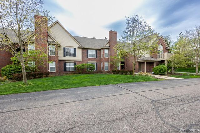 28443 Carlton Way Drive, Novi, MI 48377
