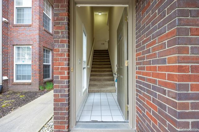 28443 Carlton Way Drive, Novi, MI 48377