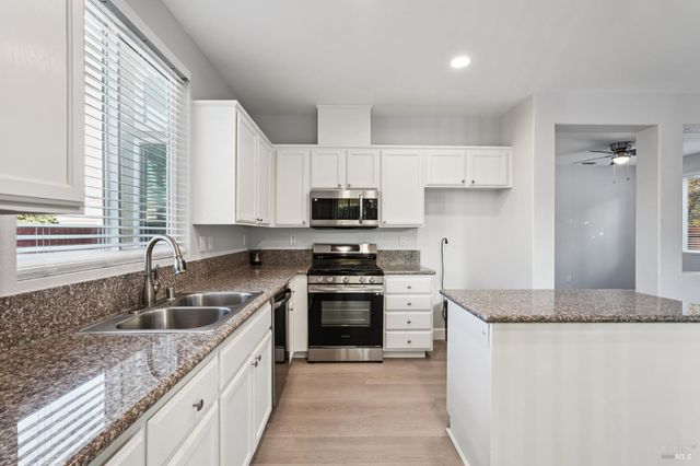 824 Cedarcrest Dr, Vacaville, CA 95687