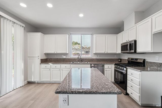 824 Cedarcrest Dr, Vacaville, CA 95687