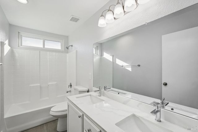 824 Cedarcrest Dr, Vacaville, CA 95687