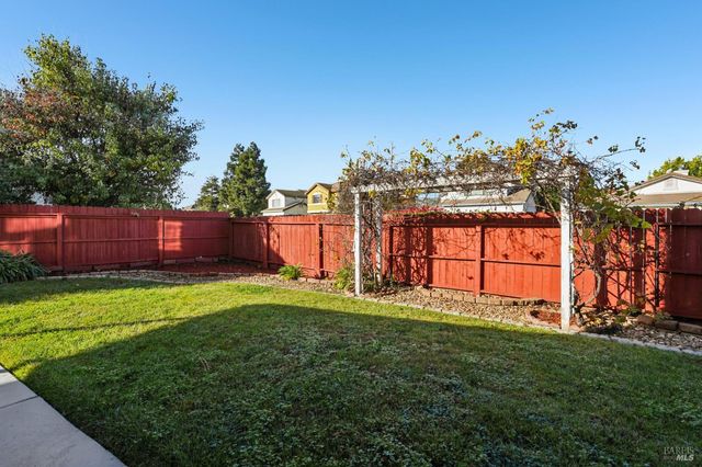 824 Cedarcrest Dr, Vacaville, CA 95687