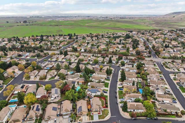 824 Cedarcrest Dr, Vacaville, CA 95687