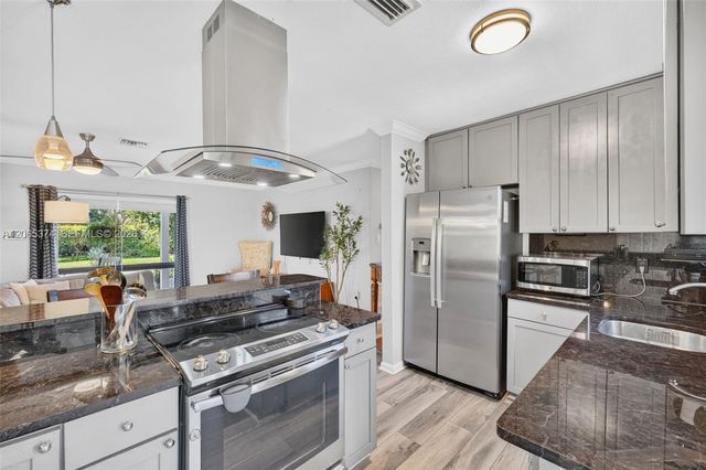 300 NW 28th Street, Wilton Manors, FL 33311