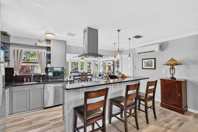 300 NW 28th Street, Wilton Manors, FL 33311