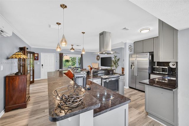 300 NW 28th Street, Wilton Manors, FL 33311