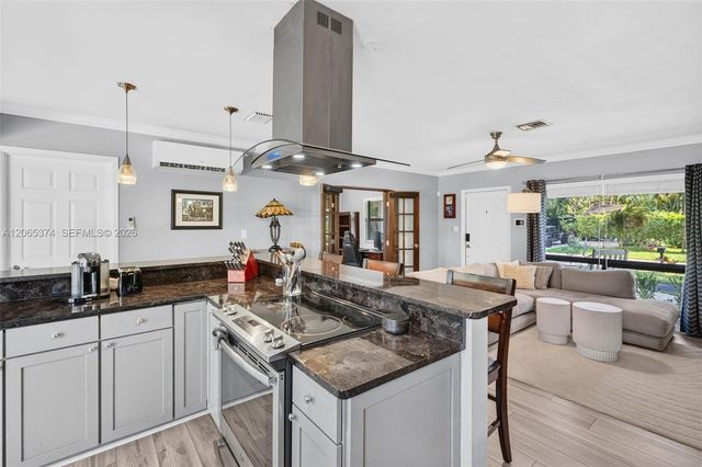 300 NW 28th Street, Wilton Manors, FL 33311
