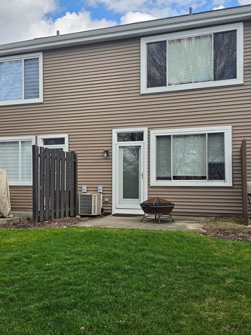 10 Waverly Court, Algonquin, IL 60102