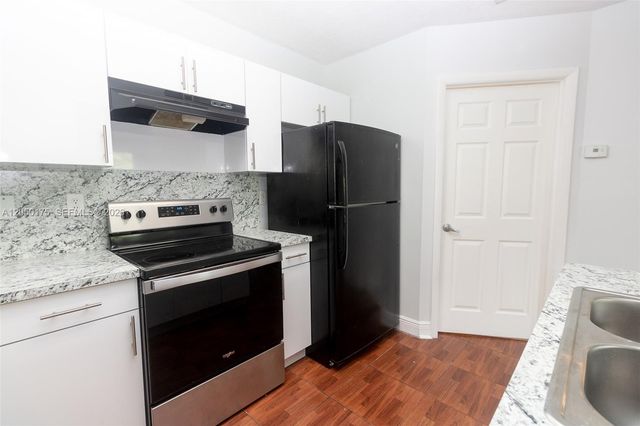 18308 NW 68th Avenue L, Hialeah, FL 33015
