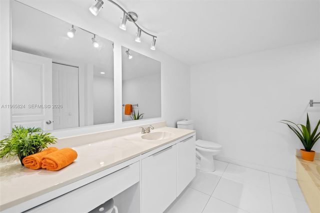 800 Parkview Dr 221, Hallandale Beach, FL 33009