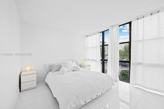 800 Parkview Dr 221, Hallandale Beach, FL 33009