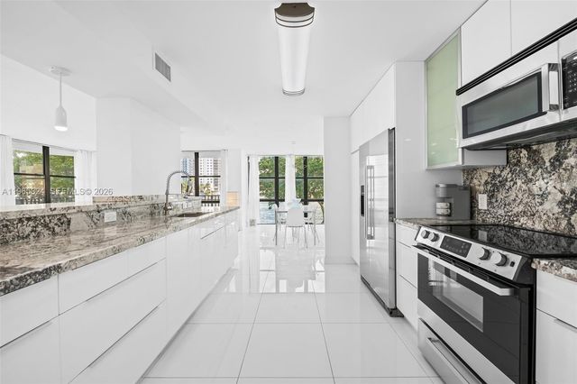 800 Parkview Dr 221, Hallandale Beach, FL 33009