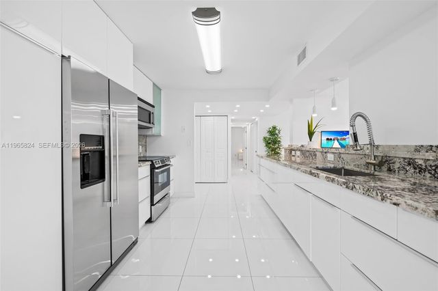 800 Parkview Dr 221, Hallandale Beach, FL 33009