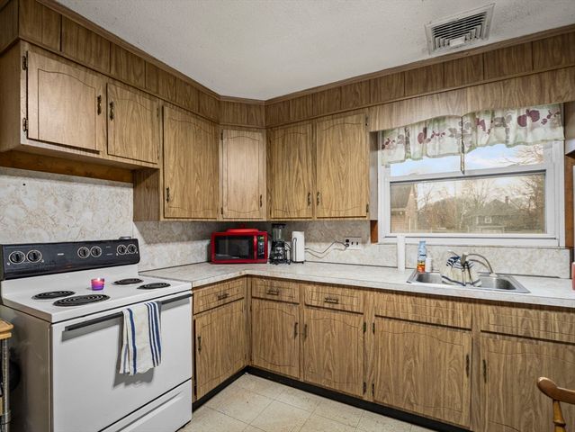 16 Felton St, Woburn, MA 01801