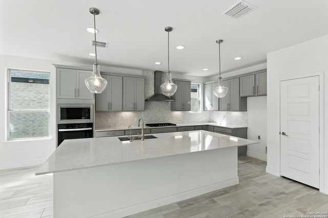 1408 Halletsville, San Antonio, TX 78253