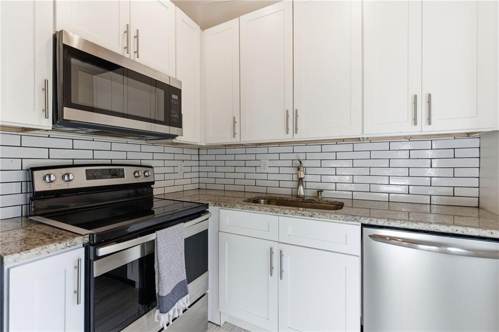 Image 9 of property listing at 3112 Dove Way, Decatur, GA 30033