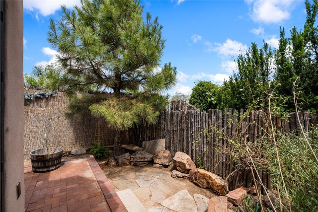 121 Del Rio Dr, Santa Fe, NM 87501