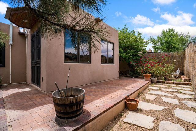 121 Del Rio Dr, Santa Fe, NM 87501