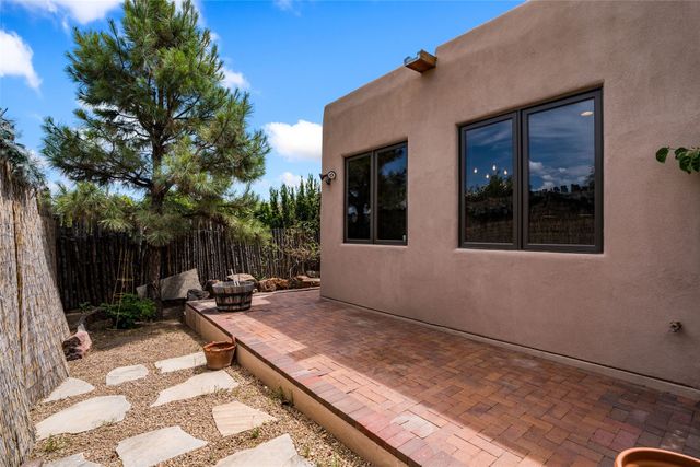 121 Del Rio Dr, Santa Fe, NM 87501