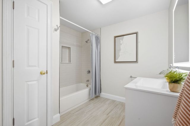 194 E St A, Boston, MA 02127