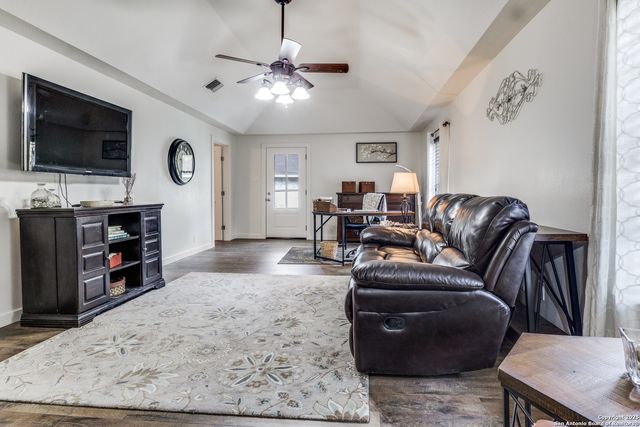 104 Whippoorwill Ct, Boerne, TX 78006