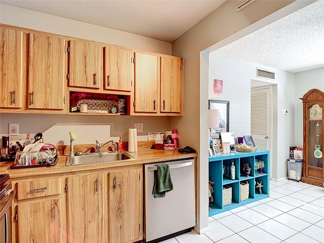 11805 RAINTREE LAKE LN B, Temple Terrace, FL 33617