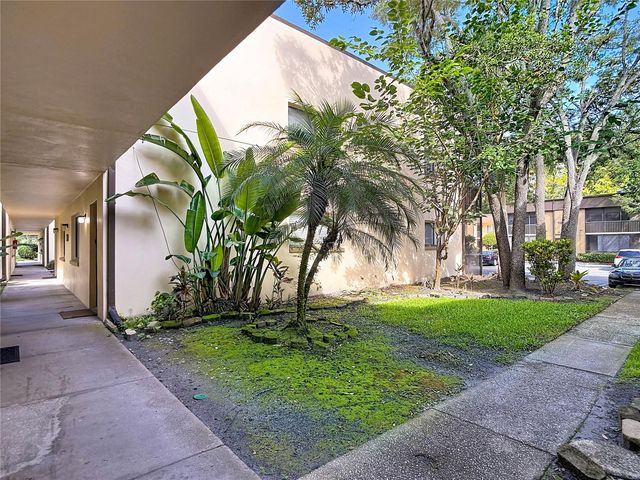 11805 RAINTREE LAKE LN B, Temple Terrace, FL 33617
