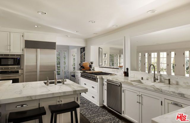 2558 Glendower Avenue, Los Angeles, CA 90027