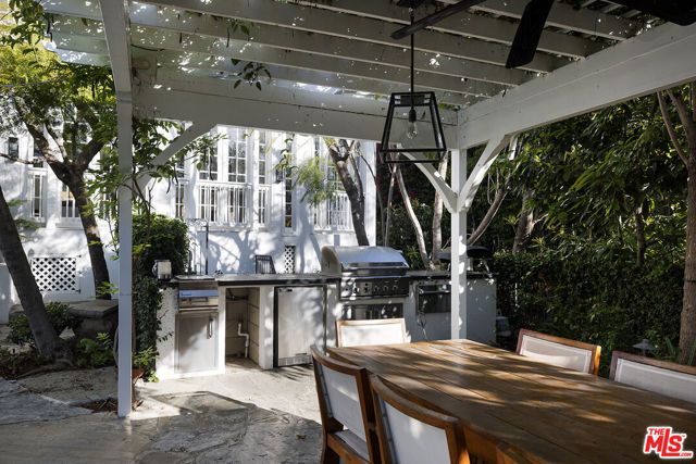 2558 Glendower Avenue, Los Angeles, CA 90027