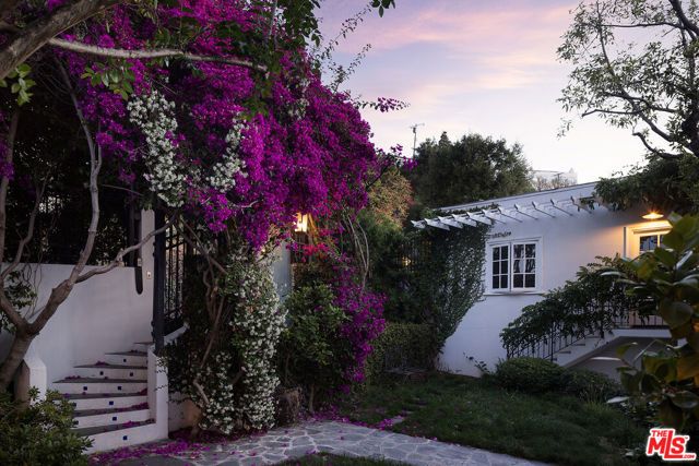 2558 Glendower Avenue, Los Angeles, CA 90027