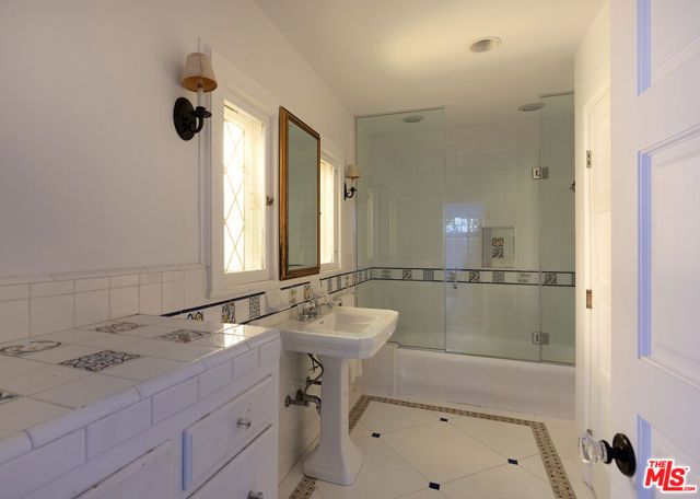 2558 Glendower Avenue, Los Angeles, CA 90027