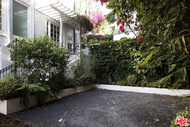 2558 Glendower Avenue, Los Angeles, CA 90027