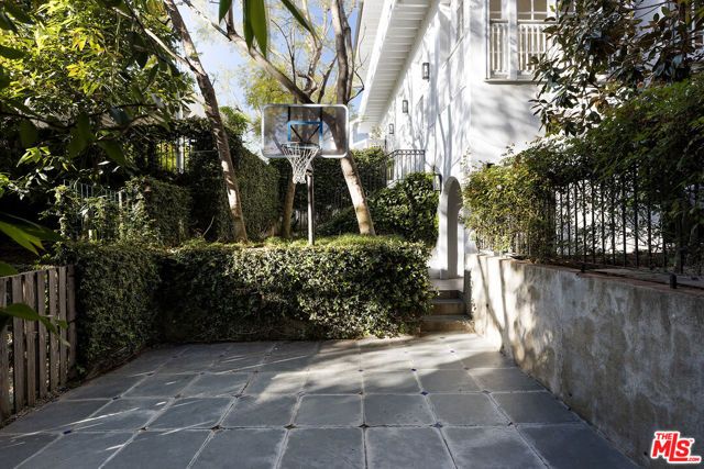 2558 Glendower Avenue, Los Angeles, CA 90027
